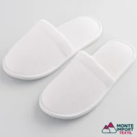 Zapatillas blancas de rizo con suela antideslizante para hotel, spa o centro de estética