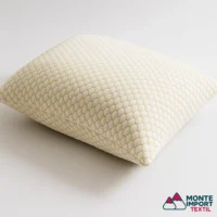 Almohada rellena de copos de viscoelástica 100%, con funda transpirable tejida para hostelería y descanso profesional – Monte Import Textil